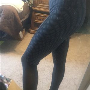 Alo workout leggings with mesh bottom